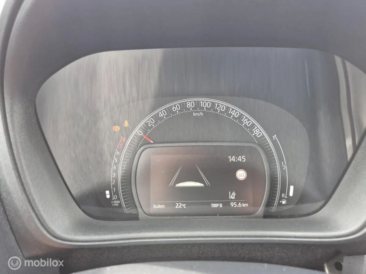 1.0 VVT-i MT Play I Camera I Adap cruise I Lane assist I Airco I Carplay
