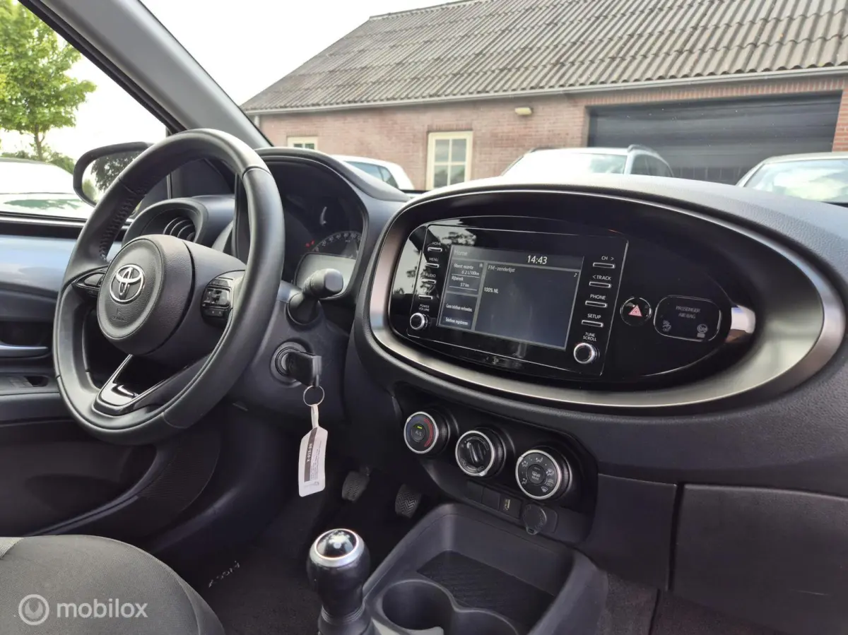 1.0 VVT-i MT Play I Camera I Adap cruise I Lane assist I Airco I Carplay