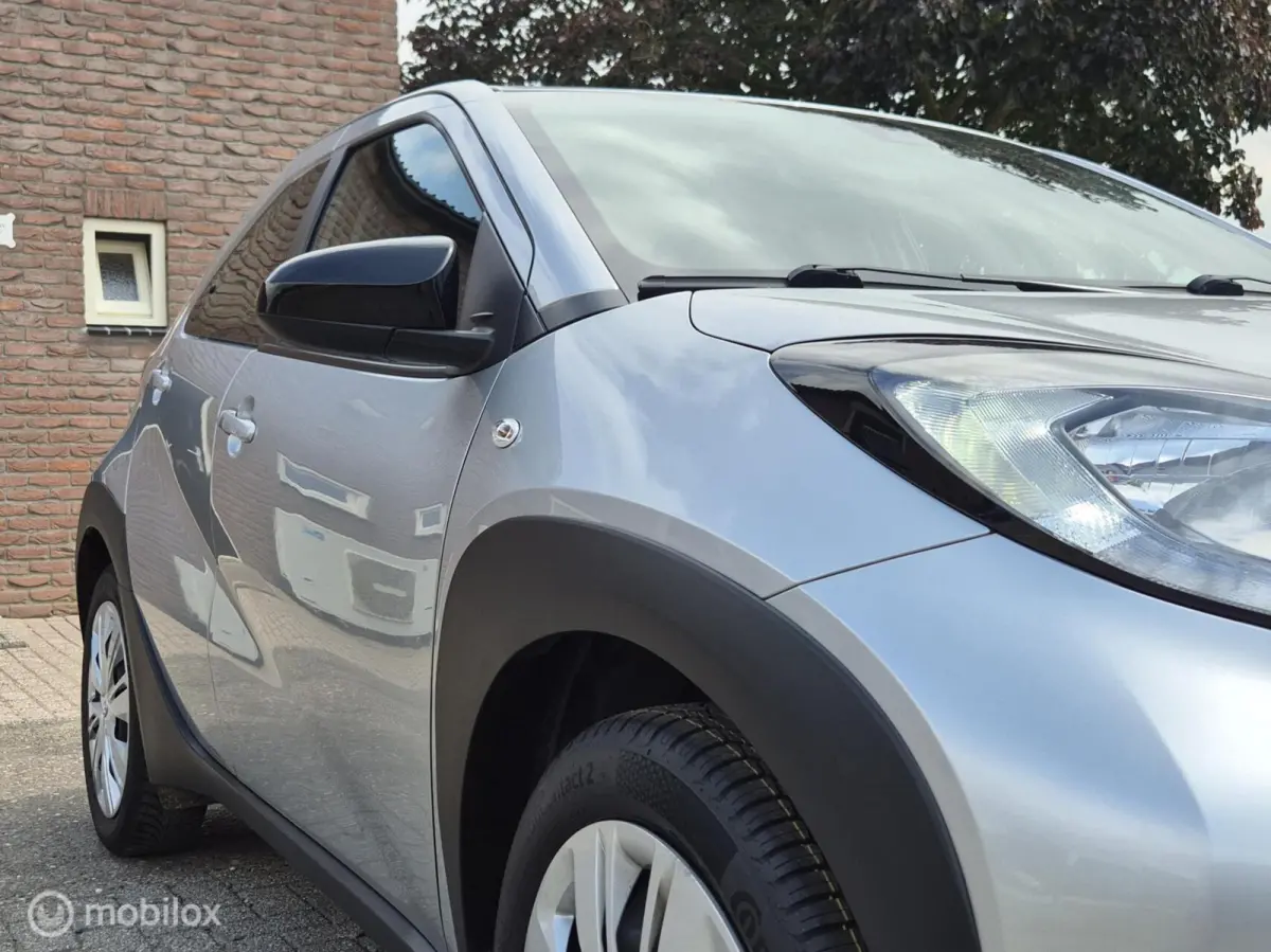 1.0 VVT-i MT Play I Camera I Adap cruise I Lane assist I Airco I Carplay