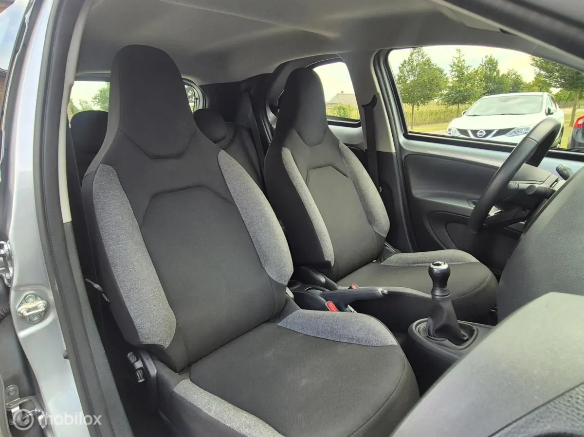 1.0 VVT-i MT Play I Camera I Adap cruise I Lane assist I Airco I Carplay