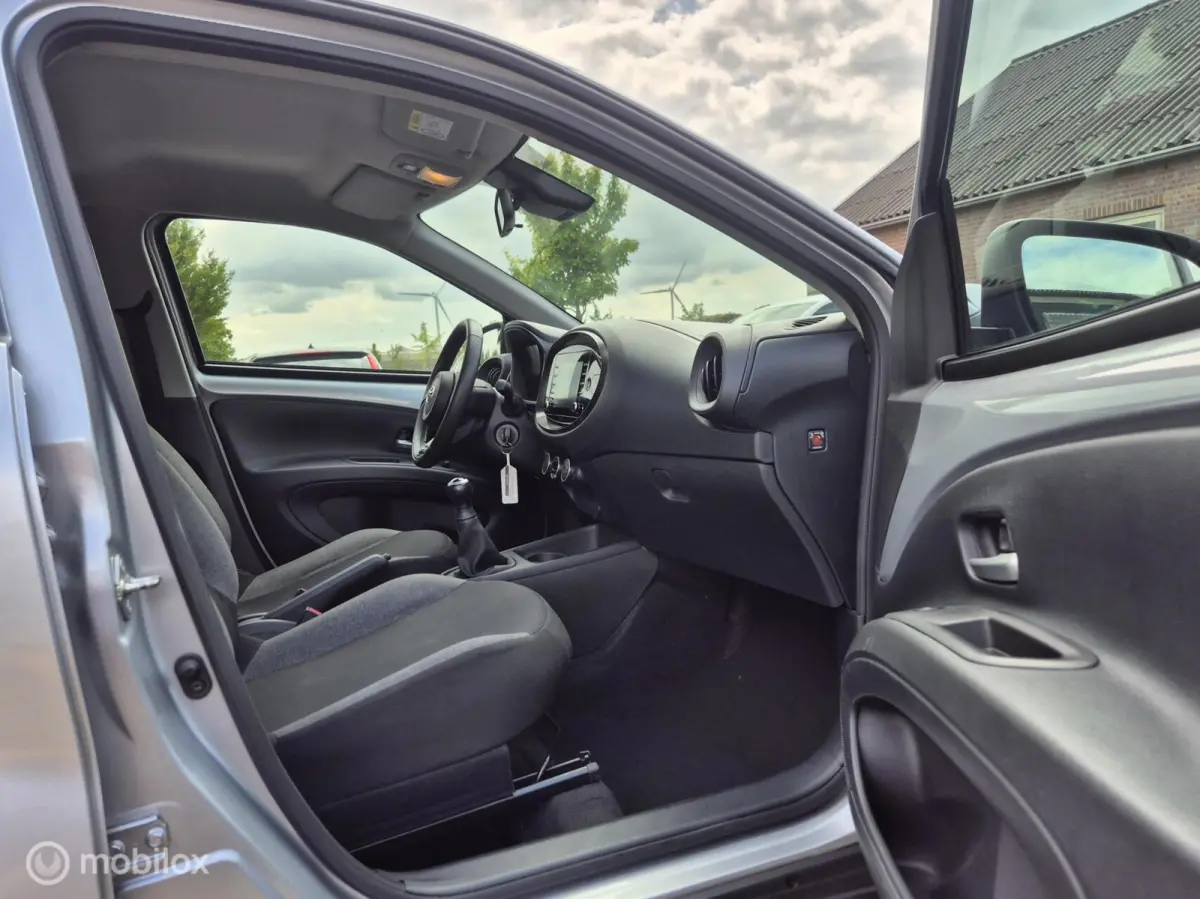 1.0 VVT-i MT Play I Camera I Adap cruise I Lane assist I Airco I Carplay