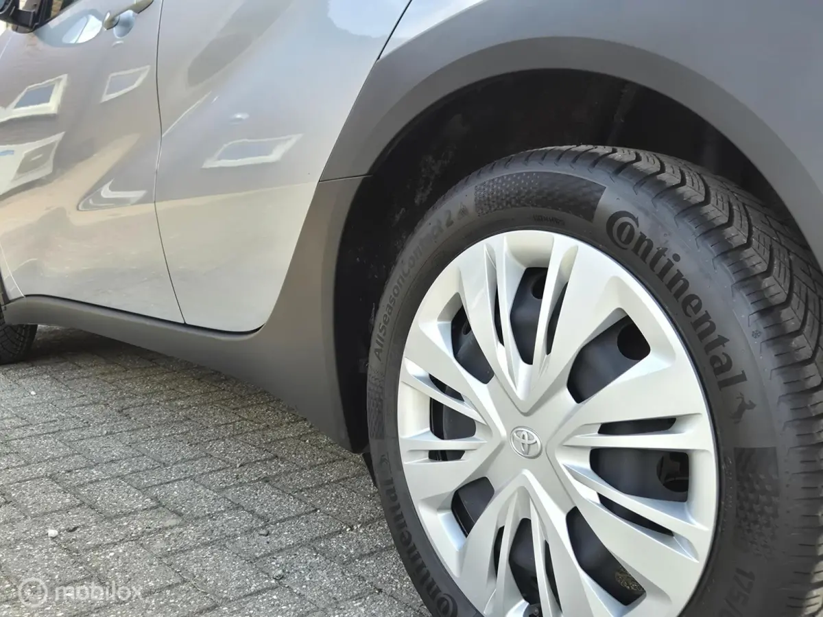 1.0 VVT-i MT Play I Camera I Adap cruise I Lane assist I Airco I Carplay