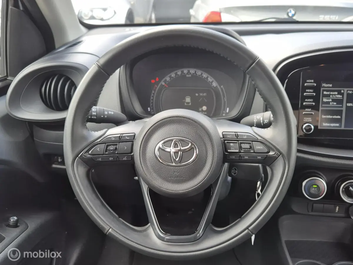 1.0 VVT-i MT Play I Camera I Adap cruise I Lane assist I Airco I Carplay