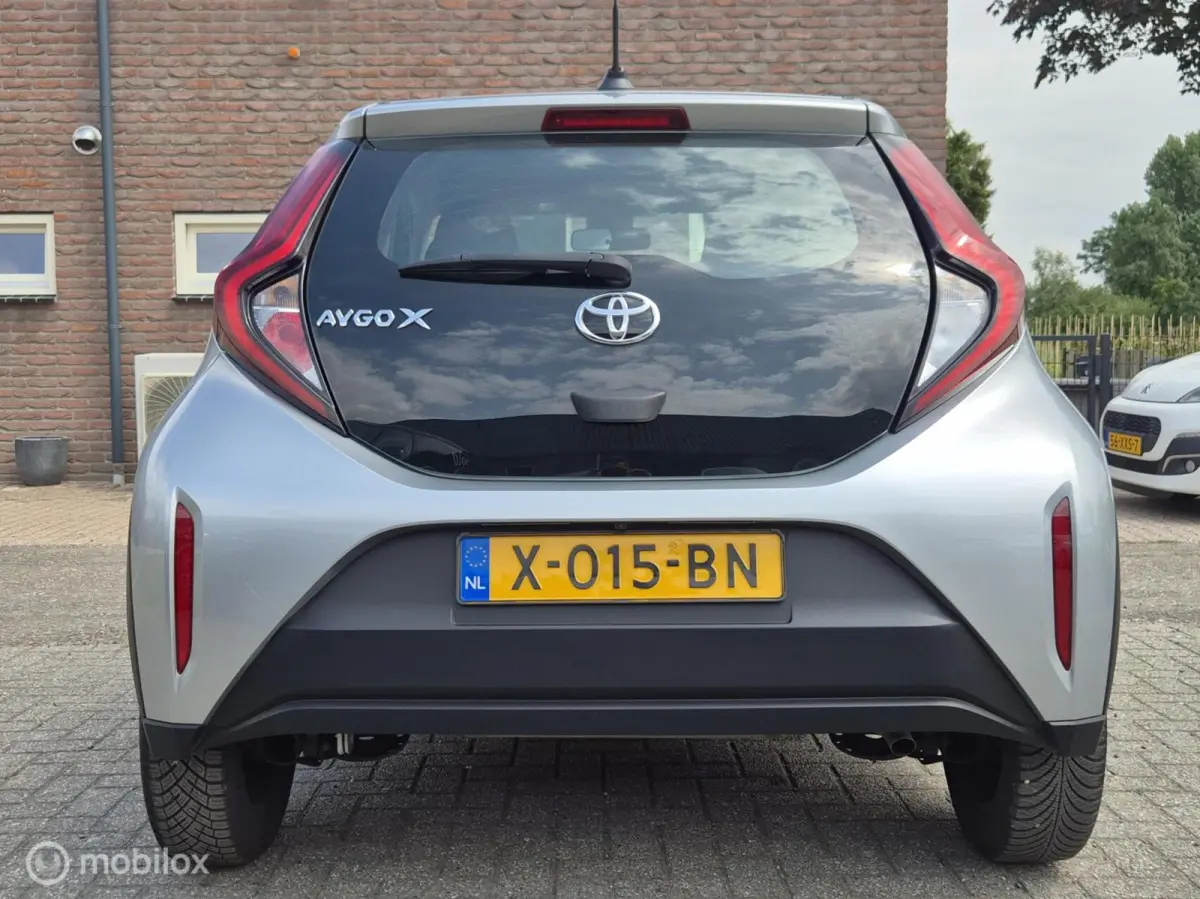 1.0 VVT-i MT Play I Camera I Adap cruise I Lane assist I Airco I Carplay
