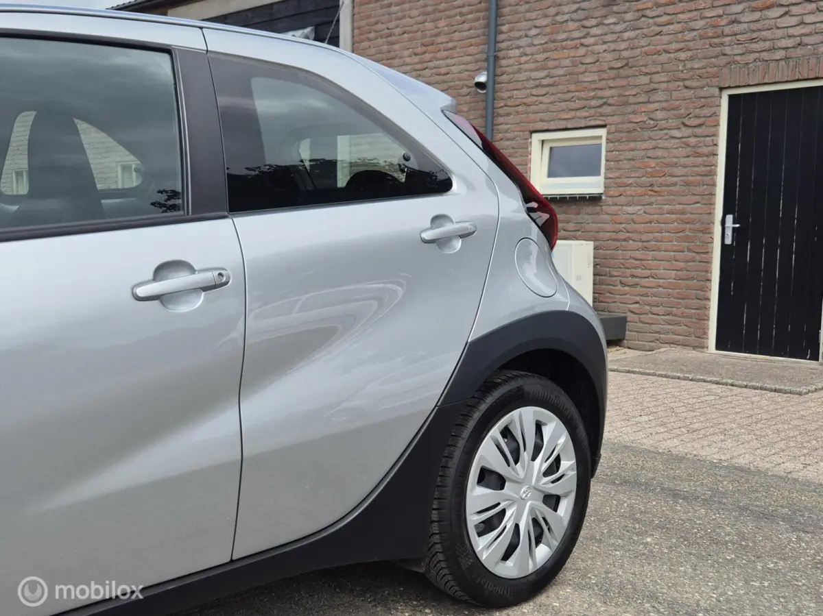1.0 VVT-i MT Play I Camera I Adap cruise I Lane assist I Airco I Carplay