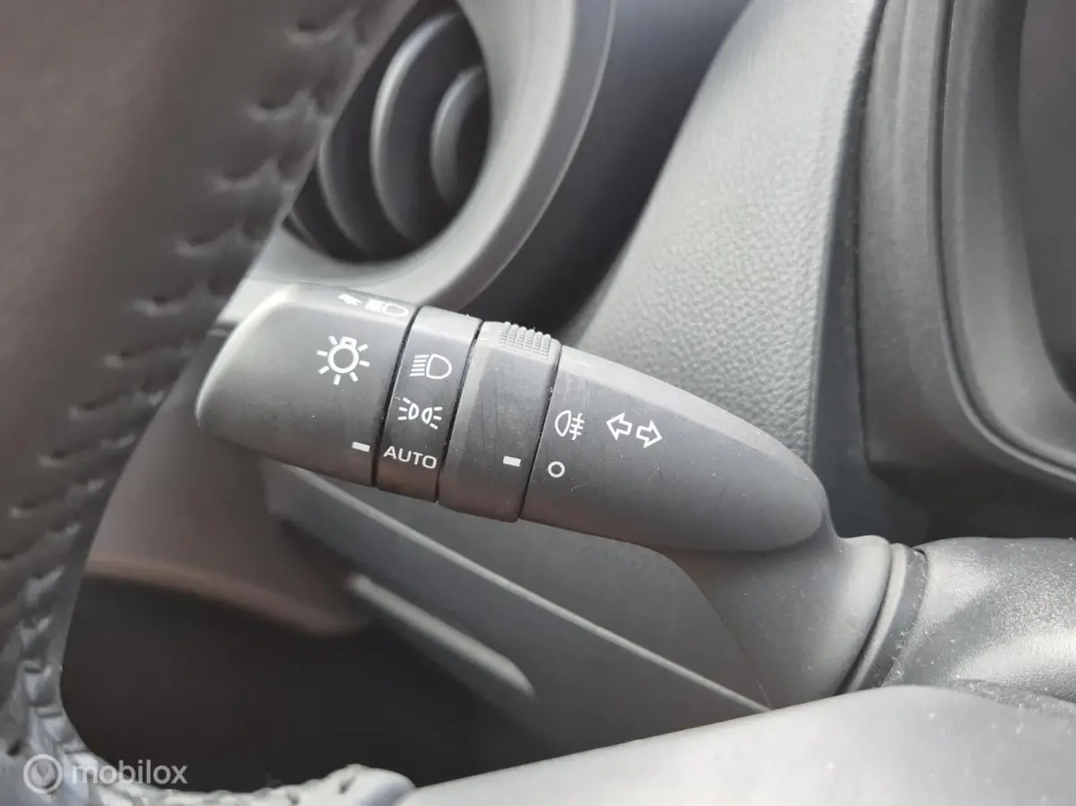 1.0 VVT-i MT Play I Camera I Adap cruise I Lane assist I Airco I Carplay