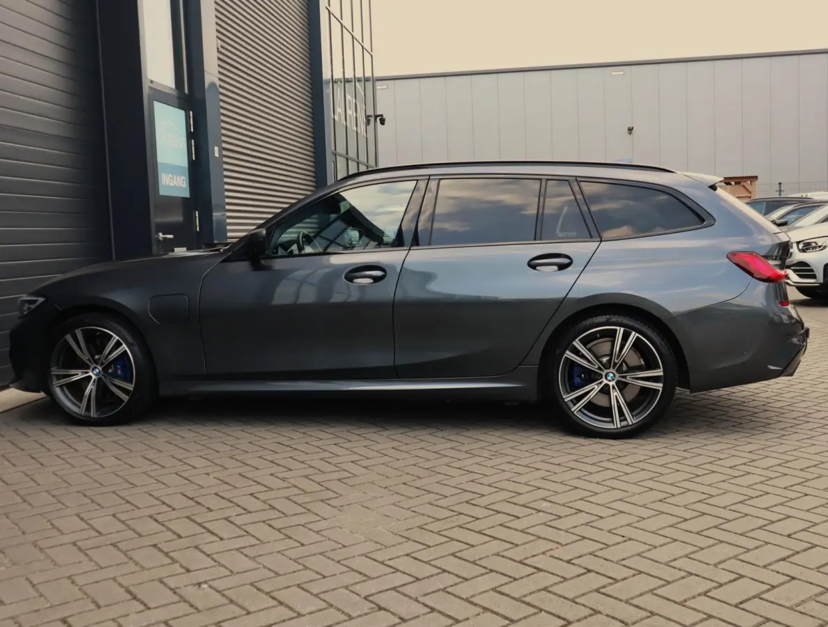 330e xDrive M Sport High Executive | Pano | Trekhaak | ACC | Leer | 19 Inch