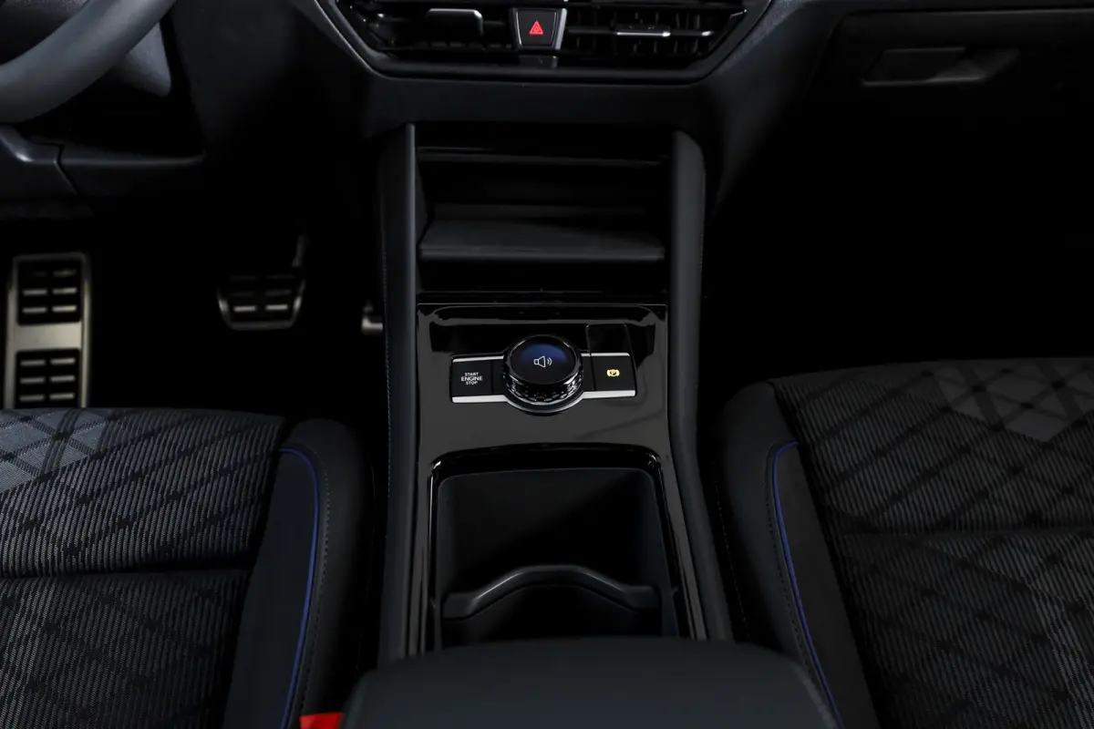 1.5 eHybrid 272PK R-Line Edition | Black Style | 15 inch Navi | Elek. Trekhaak | IQ Light | S/K-Panodak | Dig. Cockpit | Adapt. Cruise | Stoel-+Stuurverw. | 360 Camera | NAV + App. Connect |