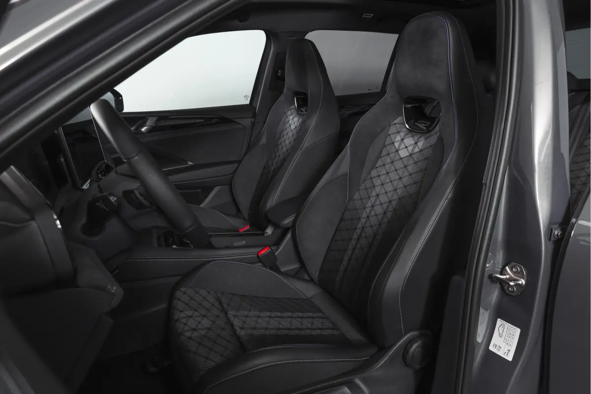 1.5 eHybrid 272PK R-Line Edition | Black Style | 15 inch Navi | Elek. Trekhaak | IQ Light | S/K-Panodak | Dig. Cockpit | Adapt. Cruise | Stoel-+Stuurverw. | 360 Camera | NAV + App. Connect |