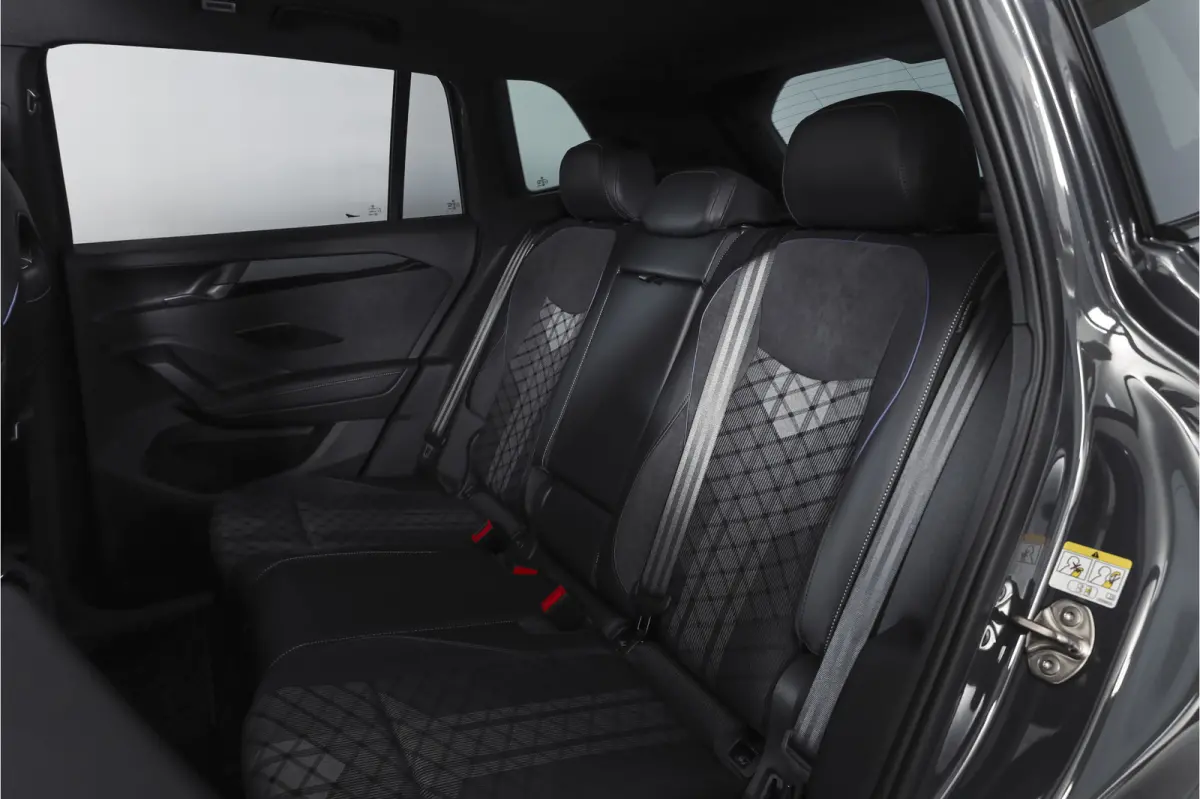1.5 eHybrid 272PK R-Line Edition | Black Style | 15 inch Navi | Elek. Trekhaak | IQ Light | S/K-Panodak | Dig. Cockpit | Adapt. Cruise | Stoel-+Stuurverw. | 360 Camera | NAV + App. Connect |