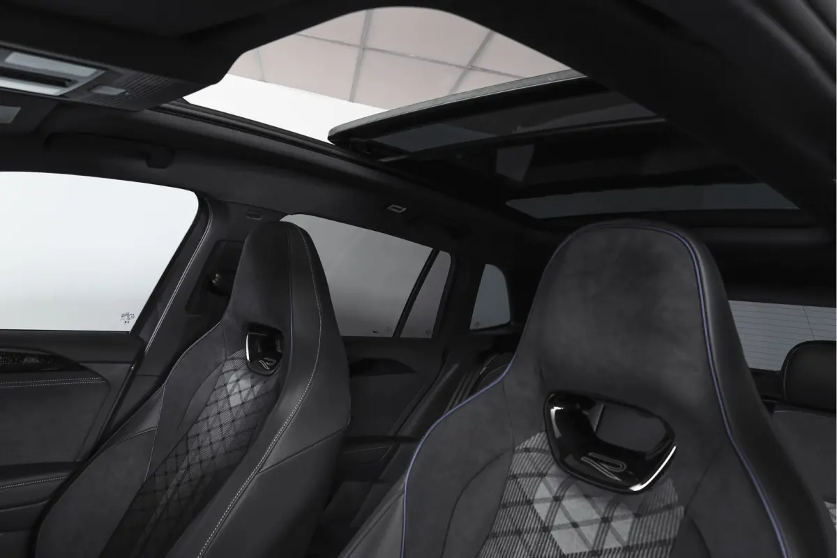 1.5 eHybrid 272PK R-Line Edition | Black Style | 15 inch Navi | Elek. Trekhaak | IQ Light | S/K-Panodak | Dig. Cockpit | Adapt. Cruise | Stoel-+Stuurverw. | 360 Camera | NAV + App. Connect |
