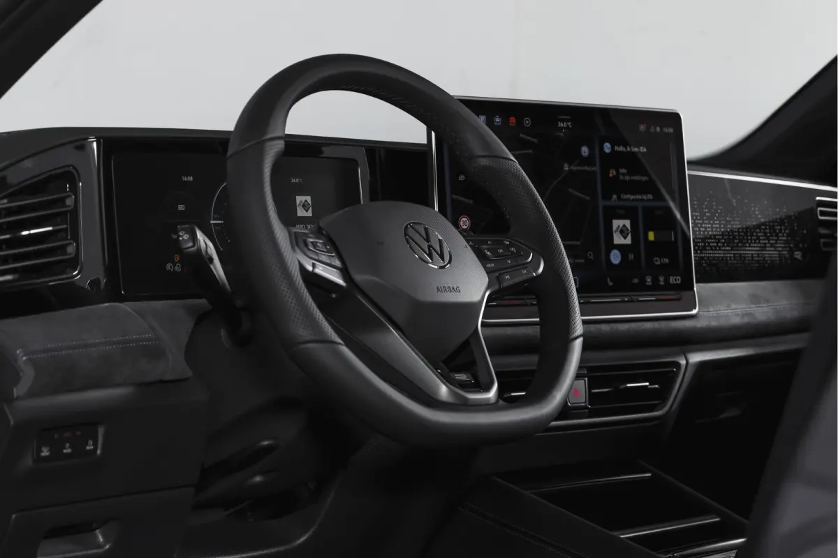 1.5 eHybrid 272PK R-Line Edition | Black Style | 15 inch Navi | Elek. Trekhaak | IQ Light | S/K-Panodak | Dig. Cockpit | Adapt. Cruise | Stoel-+Stuurverw. | 360 Camera | NAV + App. Connect |
