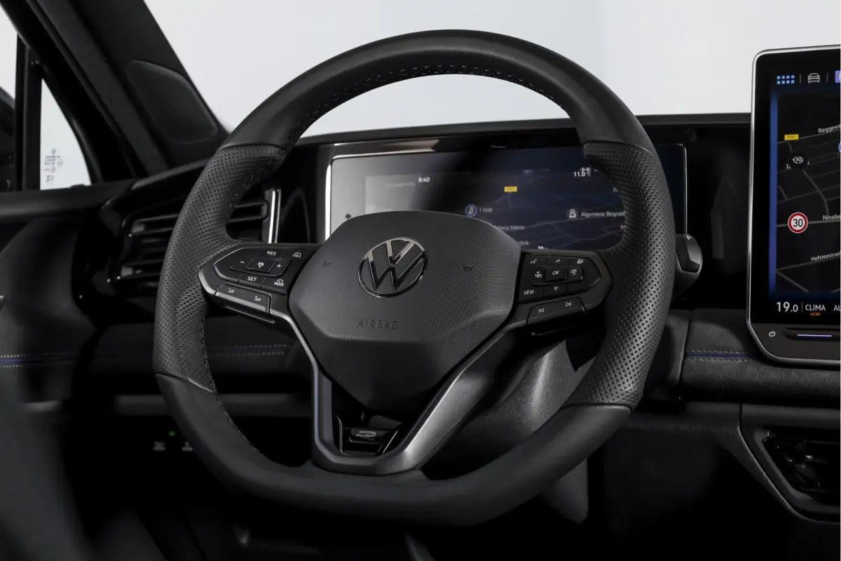 1.5 eHybrid 272PK R-Line Edition | Black Style | 15 inch Navi | Elek. Trekhaak | IQ Light | S/K-Panodak | Dig. Cockpit | Adapt. Cruise | Stoel-+Stuurverw. | 360 Camera | NAV + App. Connect |