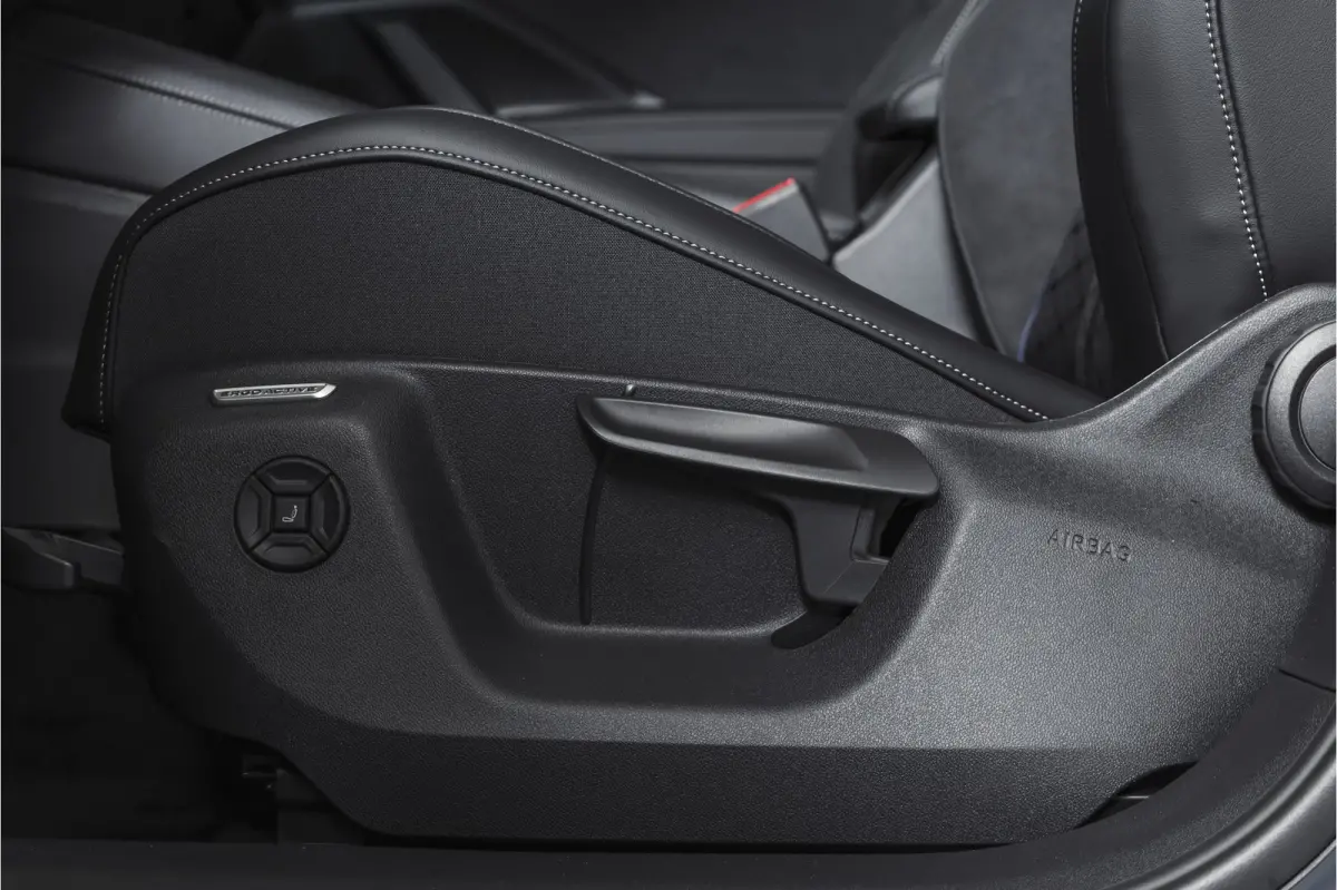 1.5 eHybrid 272PK R-Line Edition | Black Style | 15 inch Navi | Elek. Trekhaak | IQ Light | S/K-Panodak | Dig. Cockpit | Adapt. Cruise | Stoel-+Stuurverw. | 360 Camera | NAV + App. Connect |