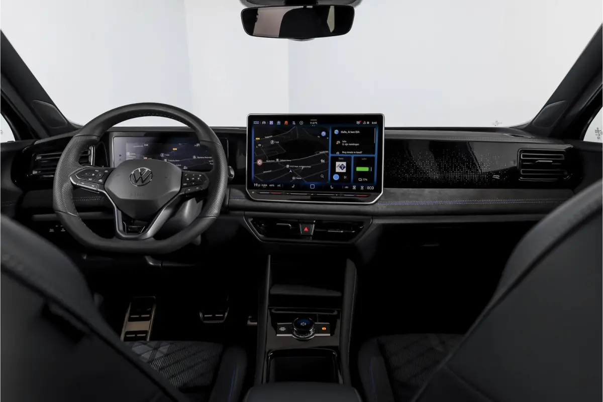 1.5 eHybrid 272PK R-Line Edition | Black Style | 15 inch Navi | Elek. Trekhaak | IQ Light | S/K-Panodak | Dig. Cockpit | Adapt. Cruise | Stoel-+Stuurverw. | 360 Camera | NAV + App. Connect |