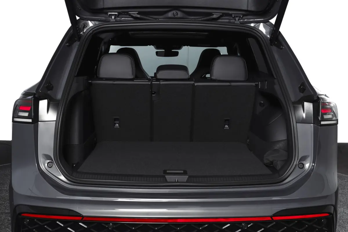 1.5 eHybrid 272PK R-Line Edition | Black Style | 15 inch Navi | Elek. Trekhaak | IQ Light | S/K-Panodak | Dig. Cockpit | Adapt. Cruise | Stoel-+Stuurverw. | 360 Camera | NAV + App. Connect |