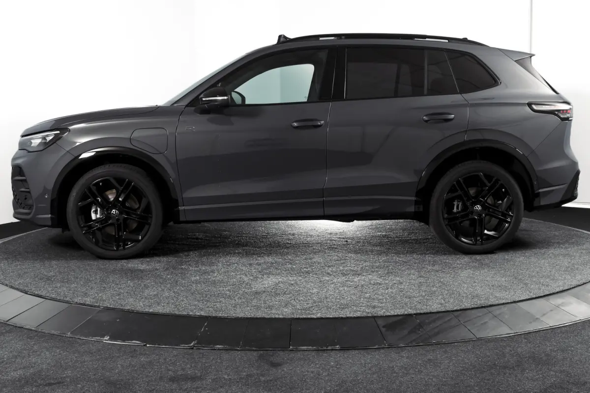 1.5 eHybrid 272PK R-Line Edition | Black Style | 15 inch Navi | Elek. Trekhaak | IQ Light | S/K-Panodak | Dig. Cockpit | Adapt. Cruise | Stoel-+Stuurverw. | 360 Camera | NAV + App. Connect |