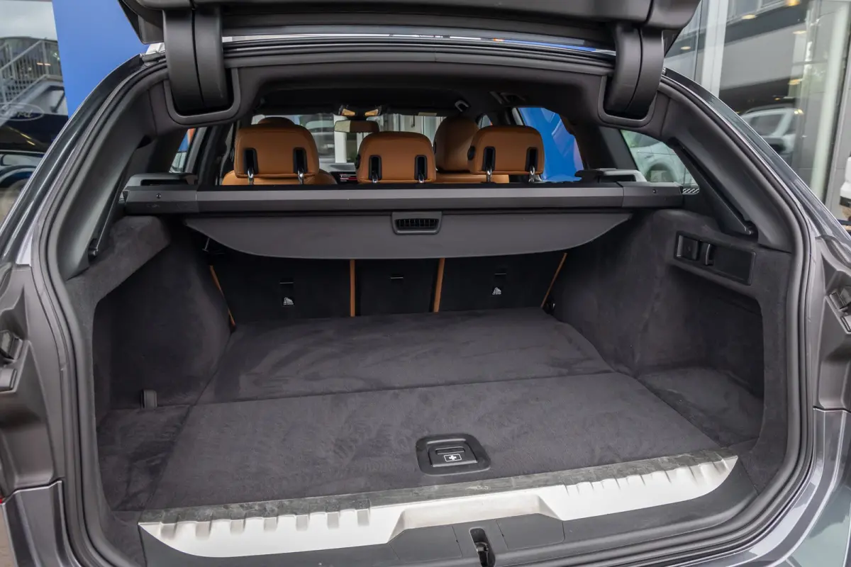 330e eDrive Edition | leder | Stoelverwarming | Digitaal dashboard | Navigatie | Keyless | Apple Carplay/Android Auto | Elektrisch bedienbare achterklep | NL-auto | Apple Carplay/Android Aut