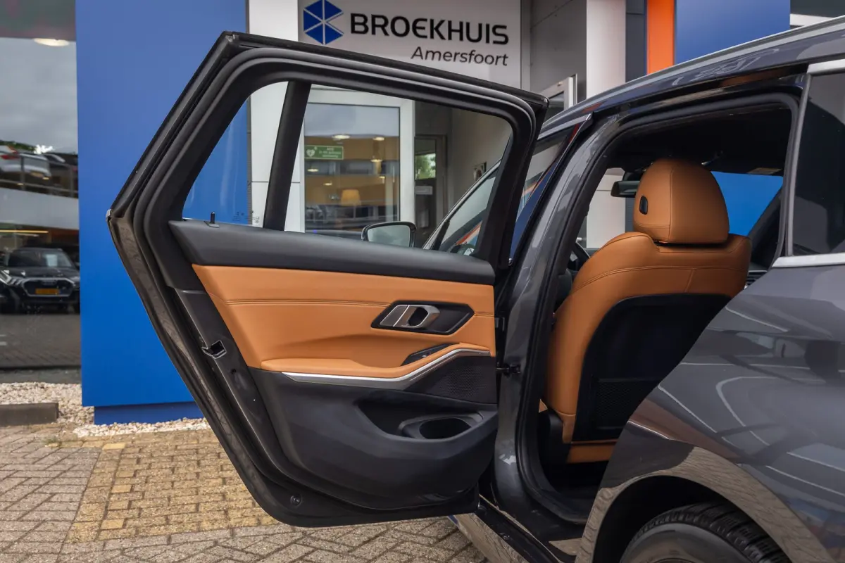 330e eDrive Edition | leder | Stoelverwarming | Digitaal dashboard | Navigatie | Keyless | Apple Carplay/Android Auto | Elektrisch bedienbare achterklep | NL-auto | Apple Carplay/Android Aut