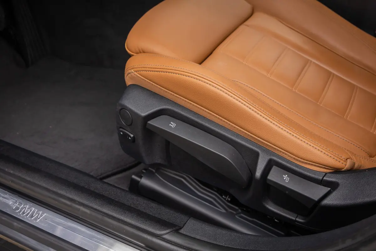 330e eDrive Edition | leder | Stoelverwarming | Digitaal dashboard | Navigatie | Keyless | Apple Carplay/Android Auto | Elektrisch bedienbare achterklep | NL-auto | Apple Carplay/Android Aut