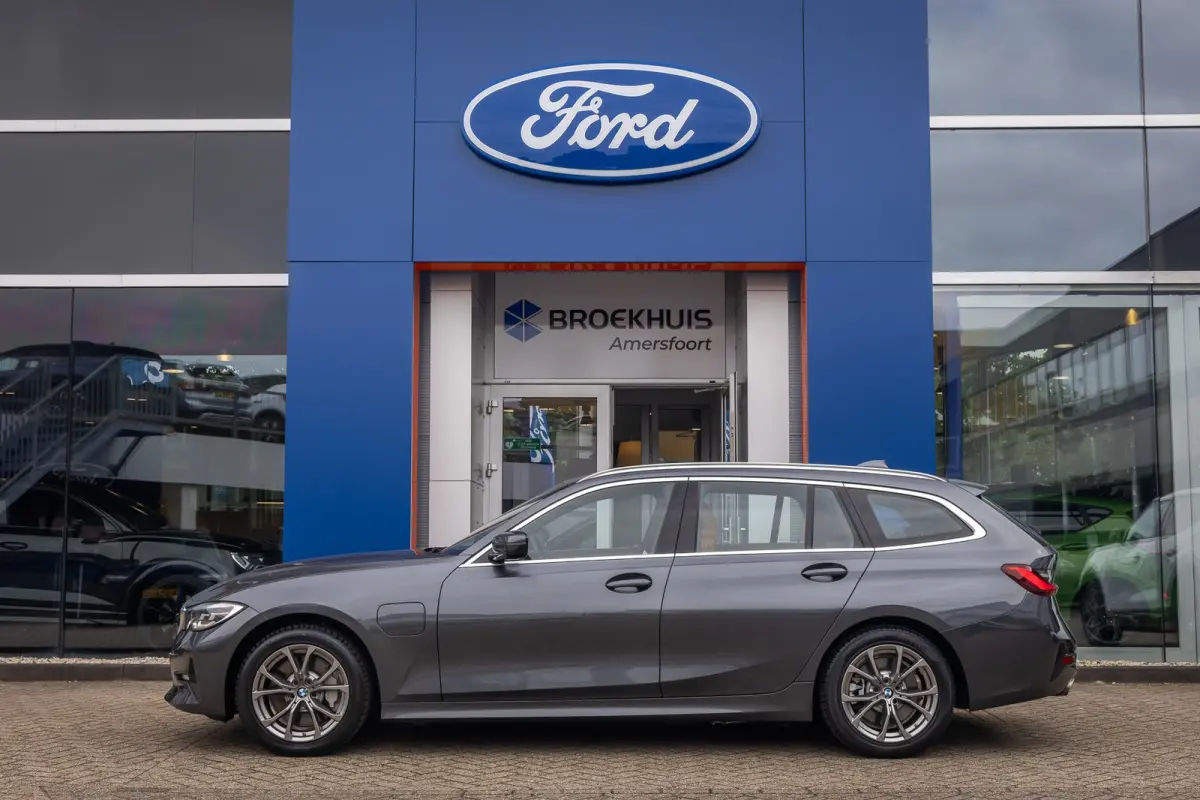 330e eDrive Edition | leder | Stoelverwarming | Digitaal dashboard | Navigatie | Keyless | Apple Carplay/Android Auto | Elektrisch bedienbare achterklep | NL-auto | Apple Carplay/Android Aut