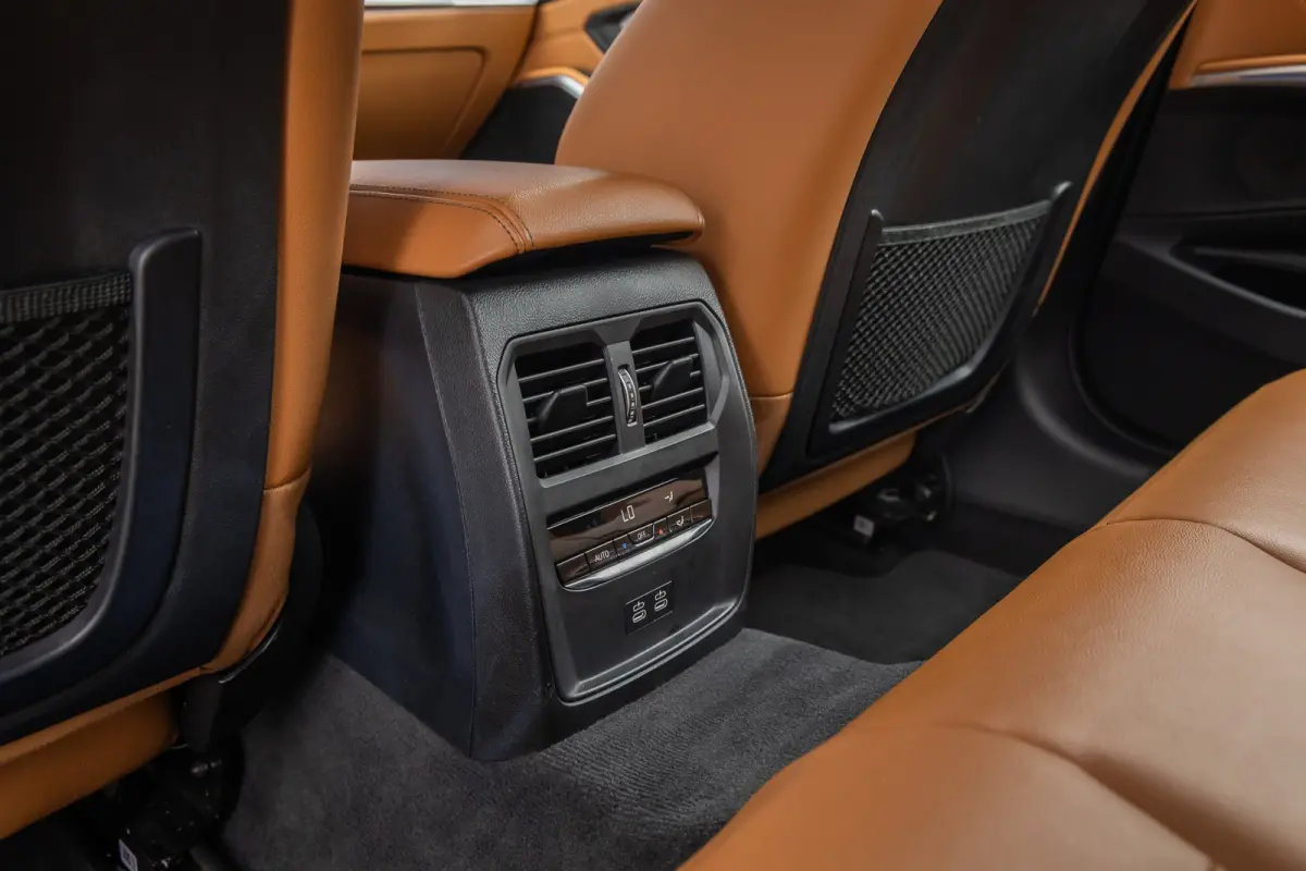 330e eDrive Edition | leder | Stoelverwarming | Digitaal dashboard | Navigatie | Keyless | Apple Carplay/Android Auto | Elektrisch bedienbare achterklep | NL-auto | Apple Carplay/Android Aut