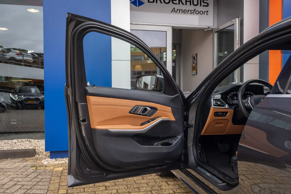 330e eDrive Edition | leder | Stoelverwarming | Digitaal dashboard | Navigatie | Keyless | Apple Carplay/Android Auto | Elektrisch bedienbare achterklep | NL-auto | Apple Carplay/Android Aut