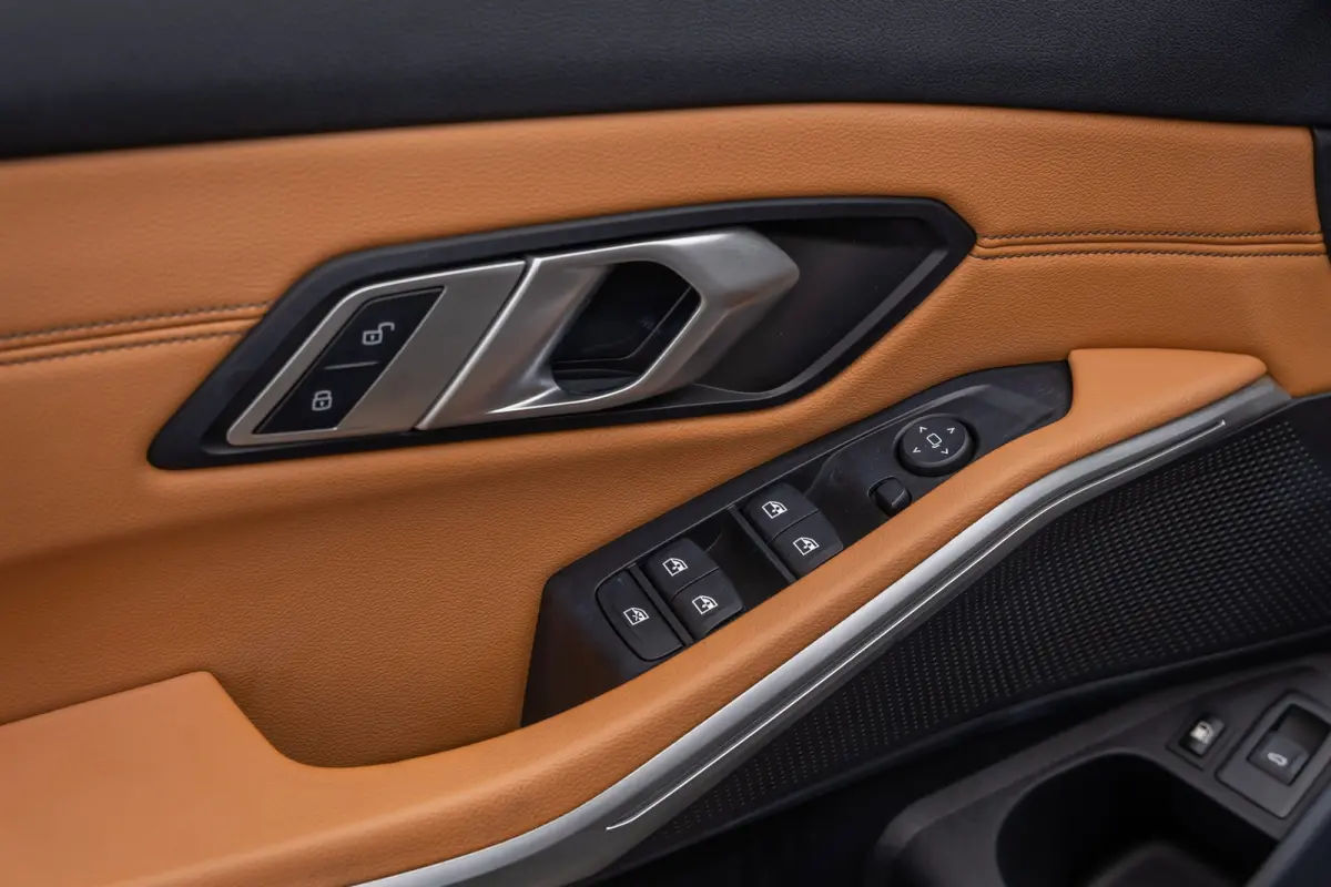 330e eDrive Edition | leder | Stoelverwarming | Digitaal dashboard | Navigatie | Keyless | Apple Carplay/Android Auto | Elektrisch bedienbare achterklep | NL-auto | Apple Carplay/Android Aut