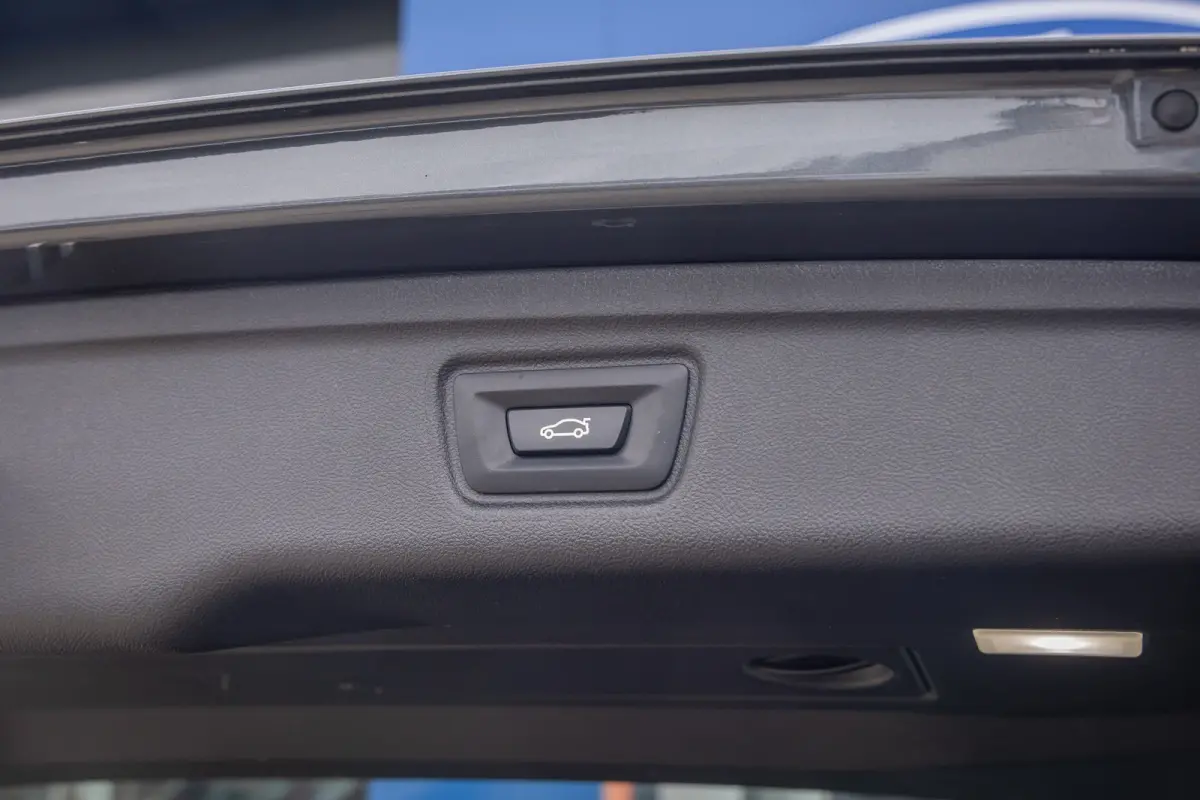 330e eDrive Edition | leder | Stoelverwarming | Digitaal dashboard | Navigatie | Keyless | Apple Carplay/Android Auto | Elektrisch bedienbare achterklep | NL-auto | Apple Carplay/Android Aut
