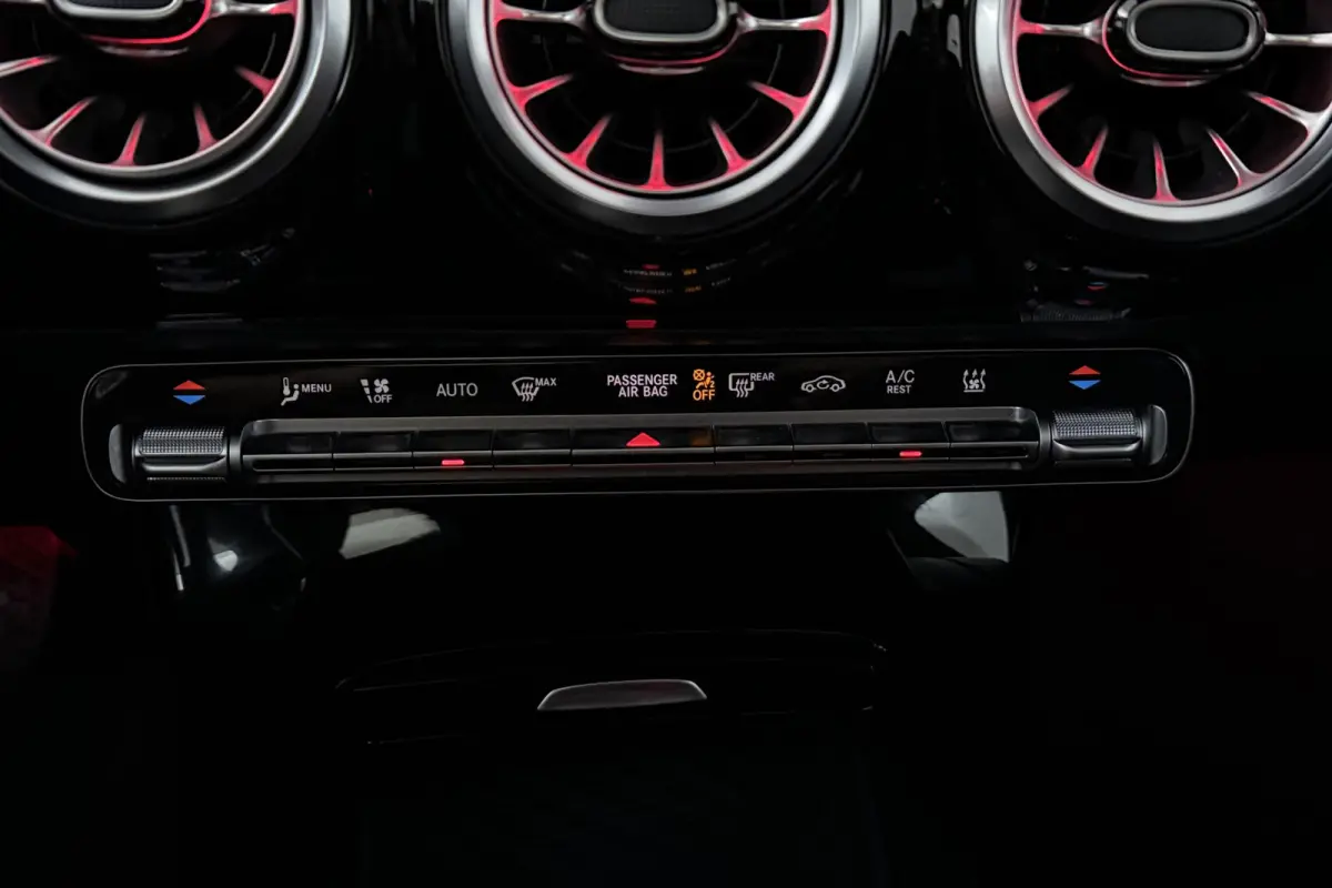 250 e Luxury Line (PANORAMADAK, TREKHAAK, STOELVERWARMING, SFEERVERLICHTING, CAMERA)