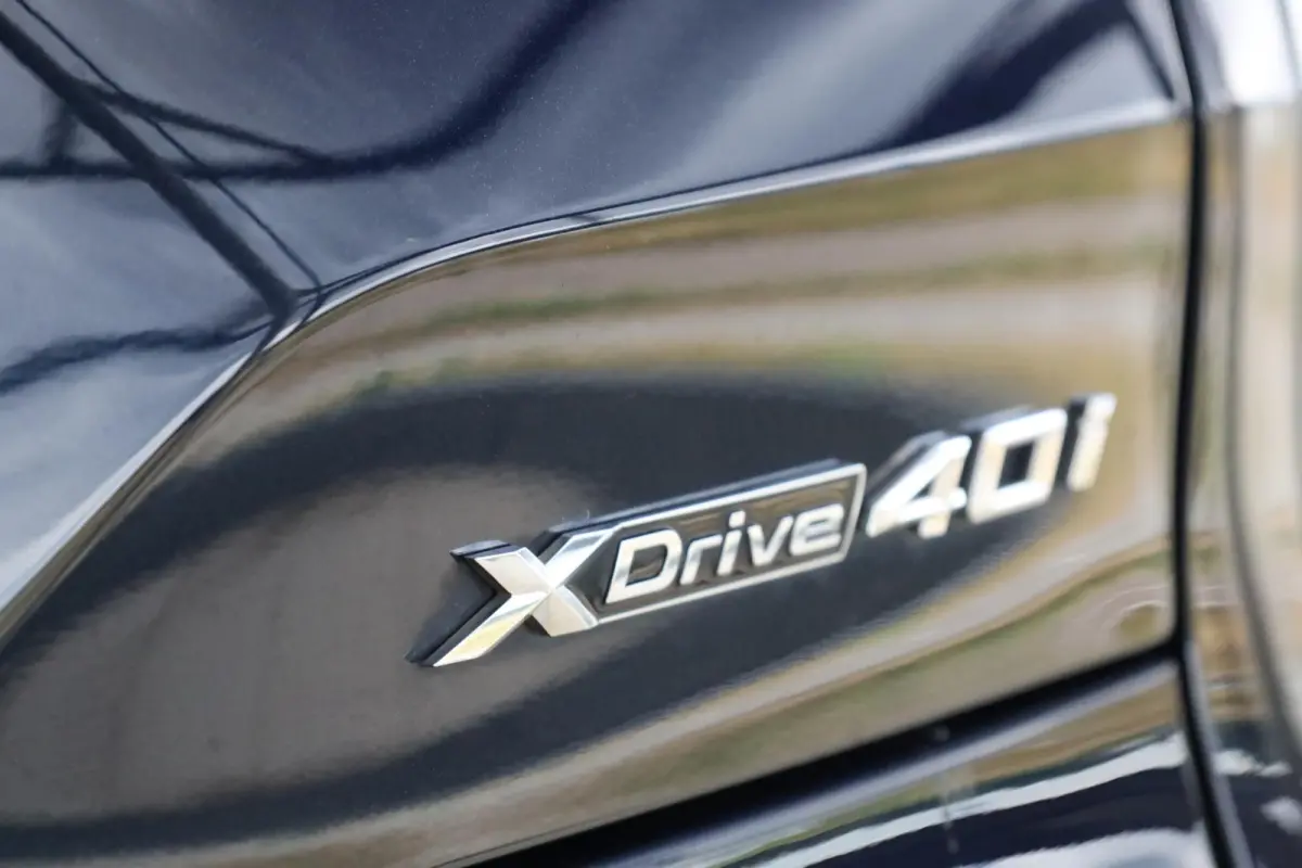xDrive40i High Executive | M Sportpakket | Panorama Dak | Trekhaak | Stoelverwarming | Parkeersensoren | Achteruitrij Camera