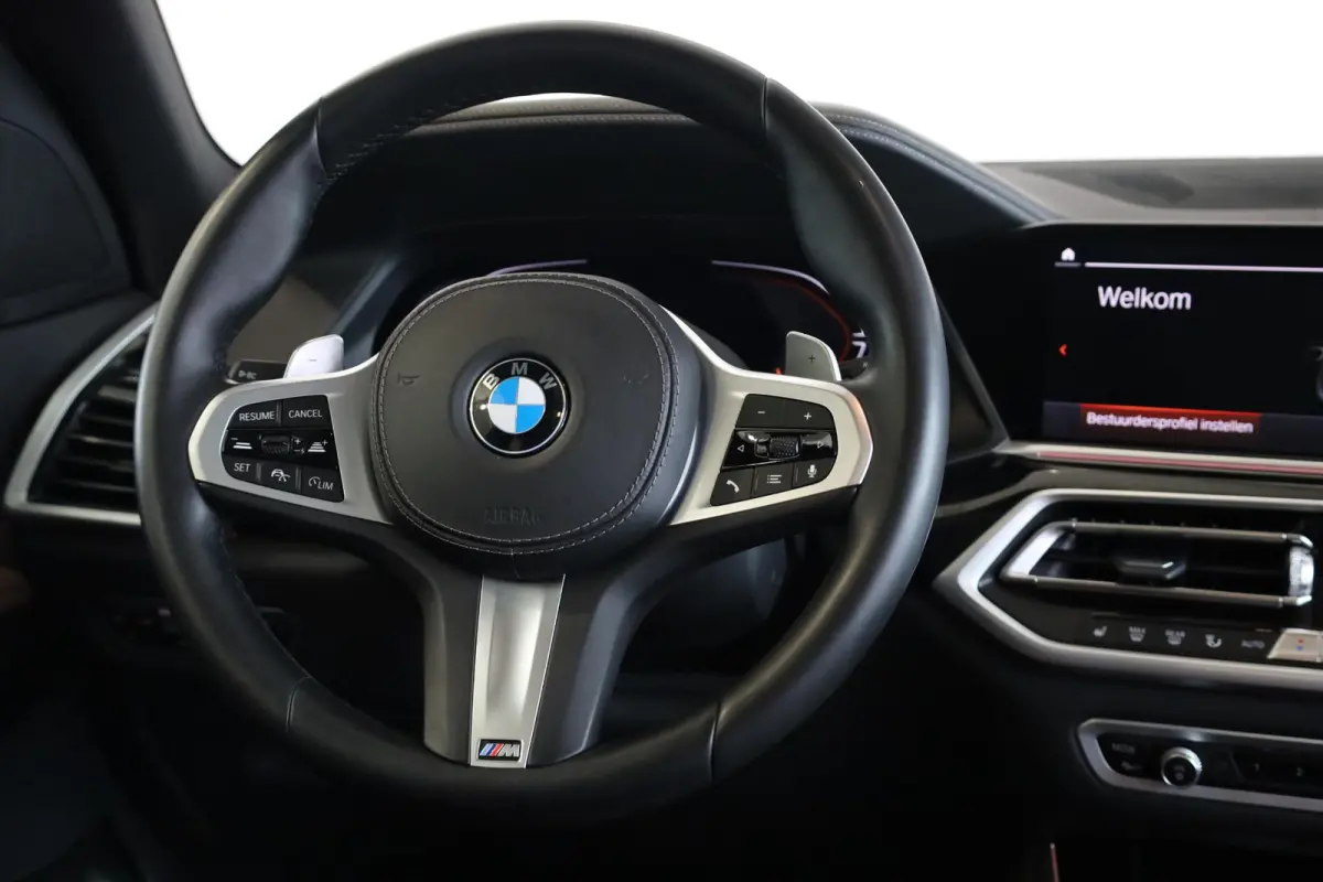 xDrive40i High Executive | M Sportpakket | Panorama Dak | Trekhaak | Stoelverwarming | Parkeersensoren | Achteruitrij Camera