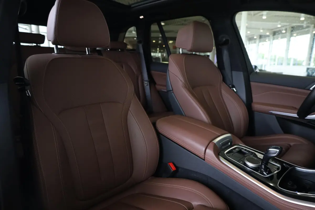 xDrive40i High Executive | M Sportpakket | Panorama Dak | Trekhaak | Stoelverwarming | Parkeersensoren | Achteruitrij Camera