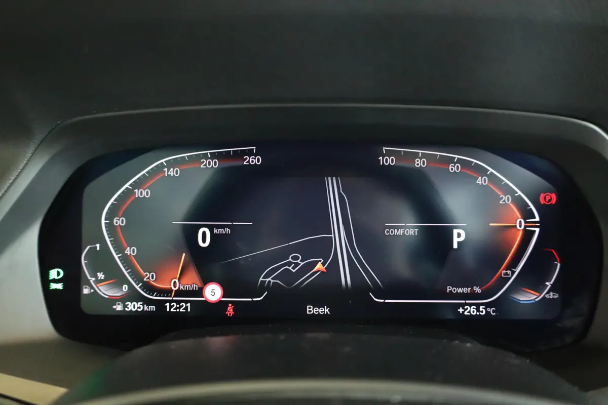 xDrive40i High Executive | M Sportpakket | Panorama Dak | Trekhaak | Stoelverwarming | Parkeersensoren | Achteruitrij Camera