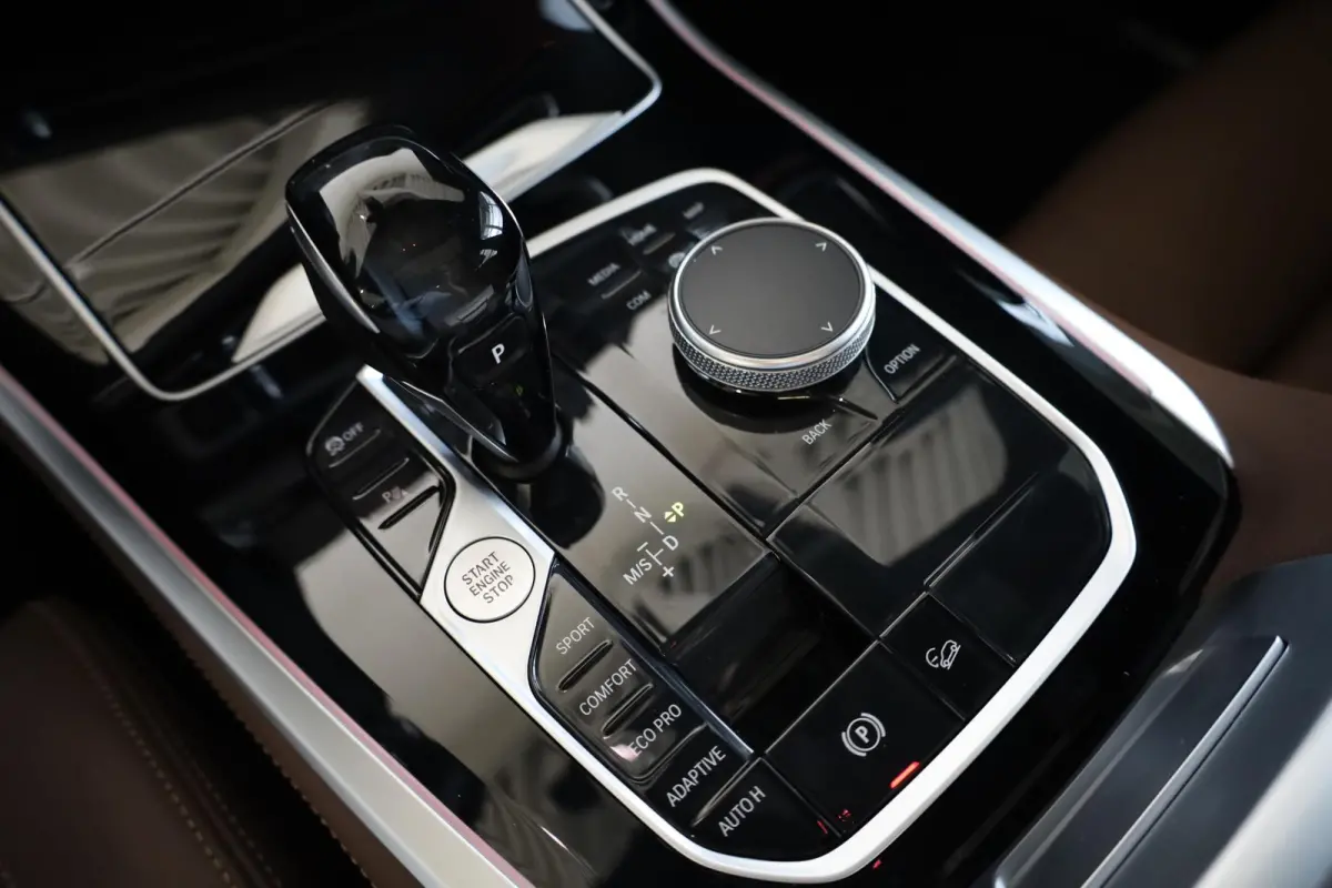 xDrive40i High Executive | M Sportpakket | Panorama Dak | Trekhaak | Stoelverwarming | Parkeersensoren | Achteruitrij Camera
