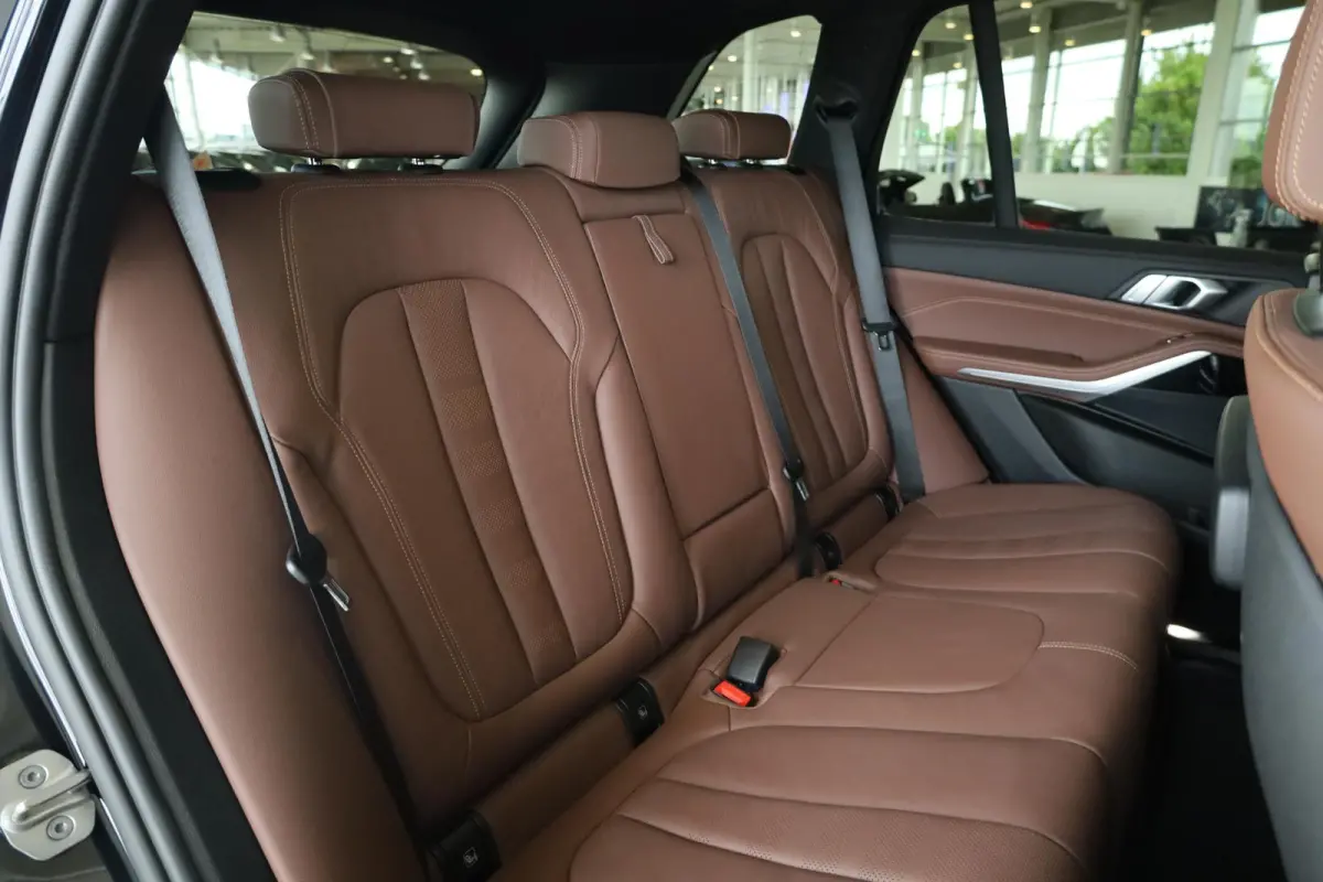 xDrive40i High Executive | M Sportpakket | Panorama Dak | Trekhaak | Stoelverwarming | Parkeersensoren | Achteruitrij Camera