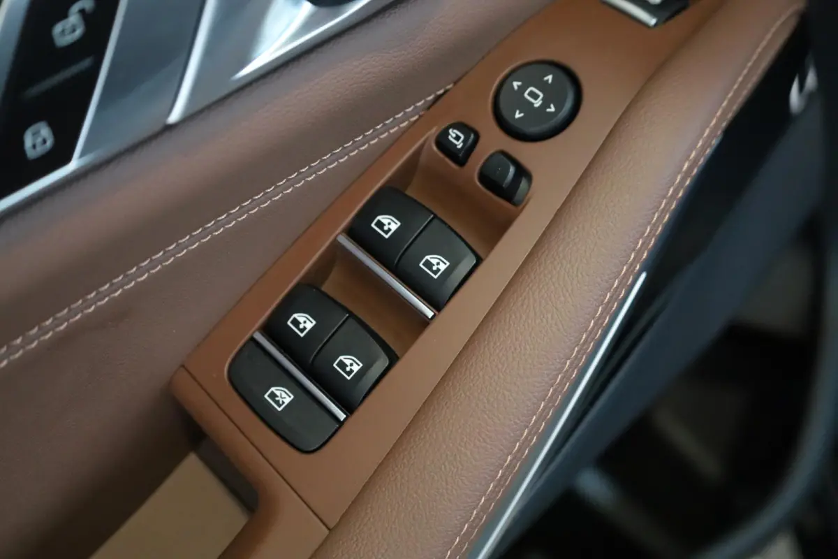 xDrive40i High Executive | M Sportpakket | Panorama Dak | Trekhaak | Stoelverwarming | Parkeersensoren | Achteruitrij Camera