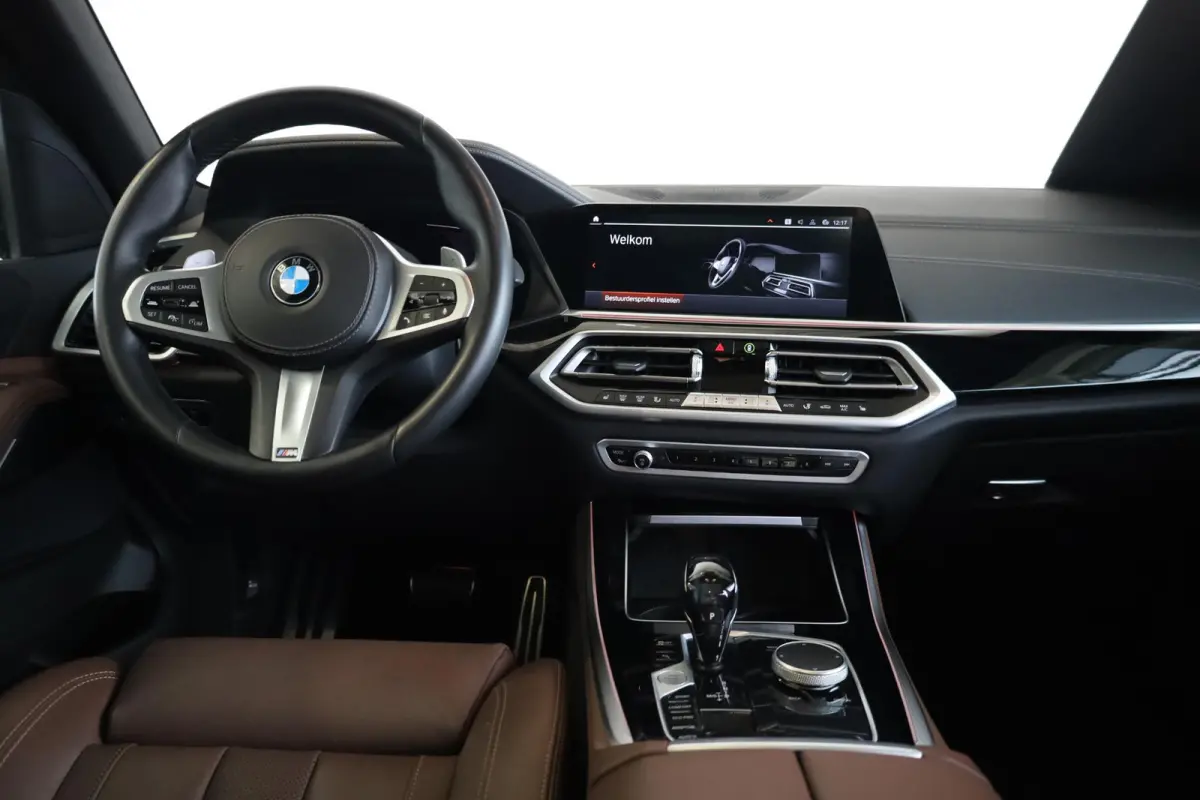 xDrive40i High Executive | M Sportpakket | Panorama Dak | Trekhaak | Stoelverwarming | Parkeersensoren | Achteruitrij Camera