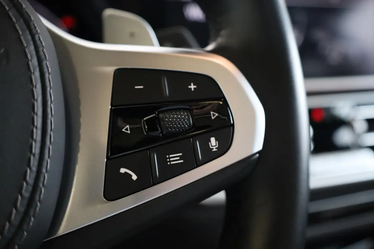 xDrive40i High Executive | M Sportpakket | Panorama Dak | Trekhaak | Stoelverwarming | Parkeersensoren | Achteruitrij Camera