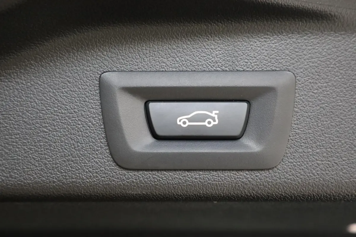 xDrive40i High Executive | M Sportpakket | Panorama Dak | Trekhaak | Stoelverwarming | Parkeersensoren | Achteruitrij Camera