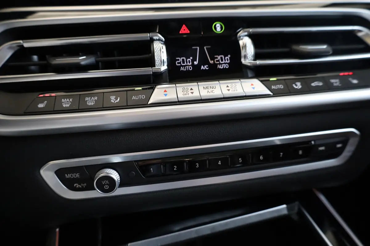 xDrive40i High Executive | M Sportpakket | Panorama Dak | Trekhaak | Stoelverwarming | Parkeersensoren | Achteruitrij Camera