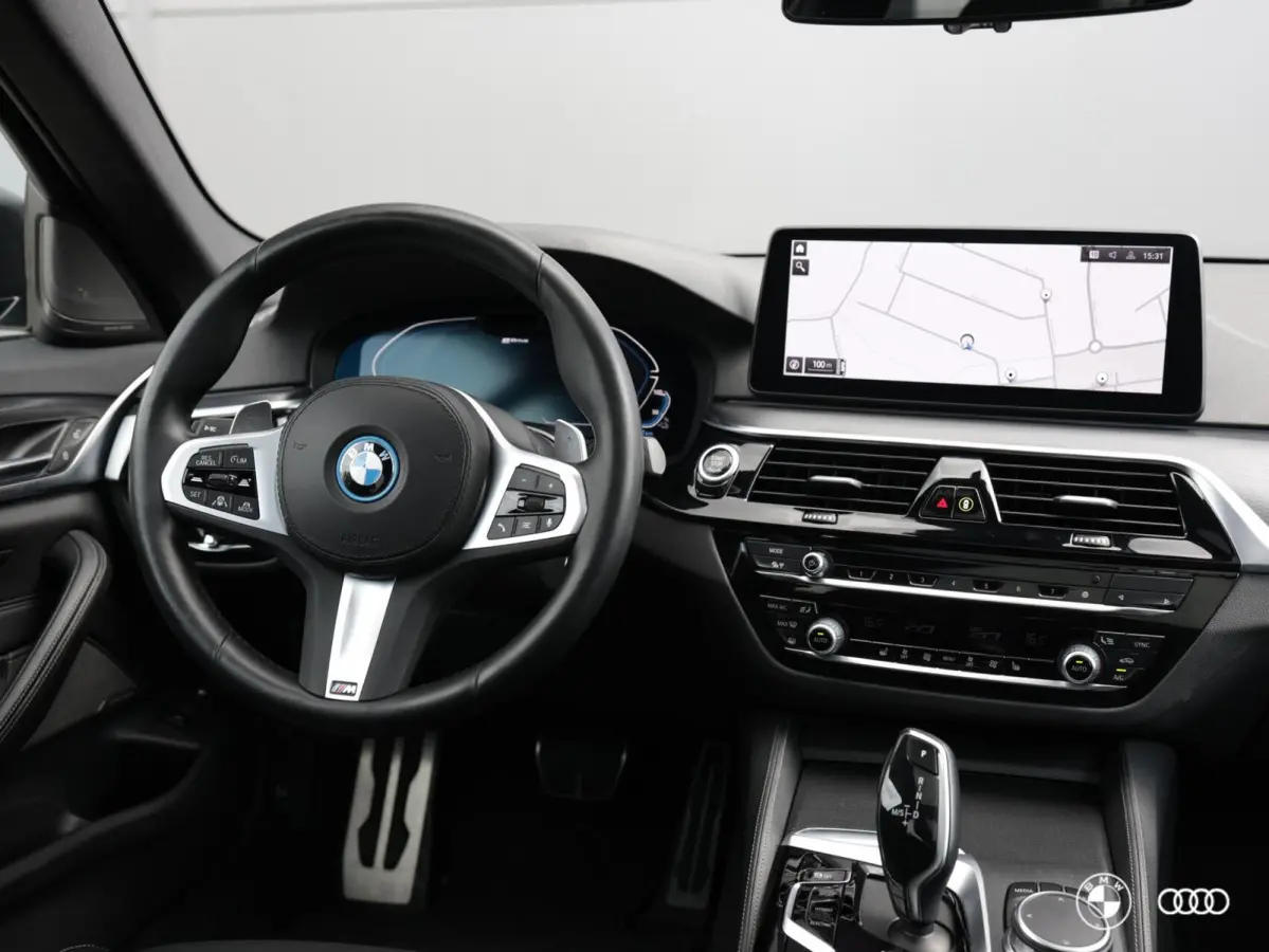 530e xDrive M Sport / PANODAK / El STOELEN / HARMANKARDON / ACC / DODEHOEK