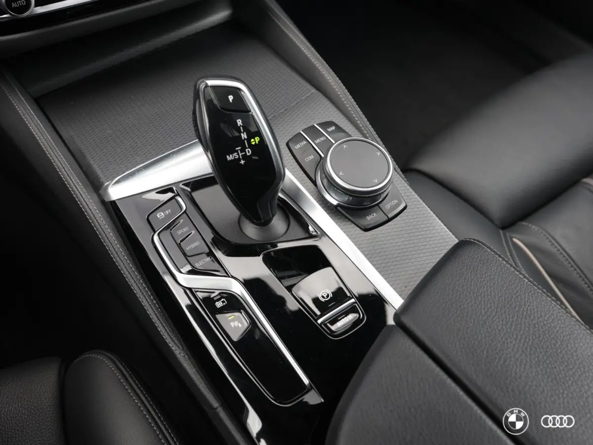 530e xDrive M Sport / PANODAK / El STOELEN / HARMANKARDON / ACC / DODEHOEK