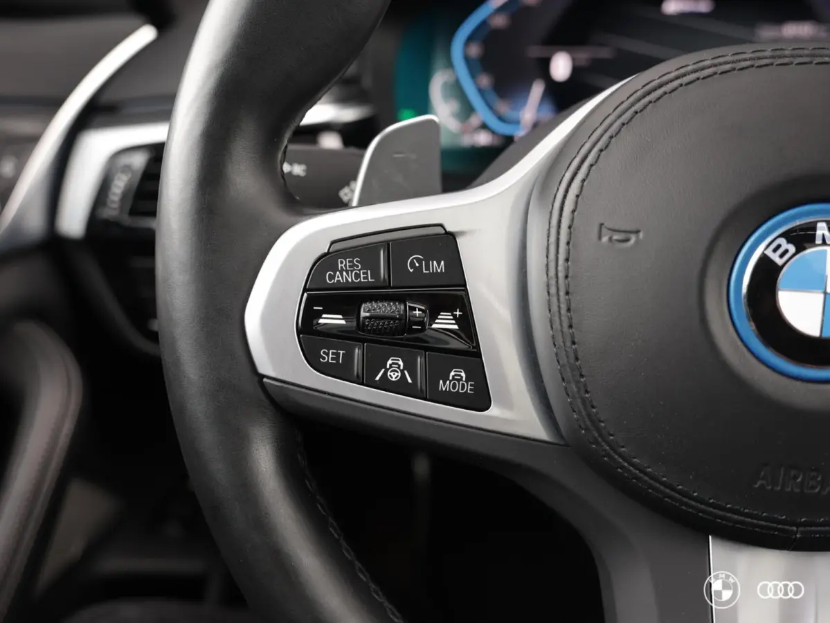 530e xDrive M Sport / PANODAK / El STOELEN / HARMANKARDON / ACC / DODEHOEK