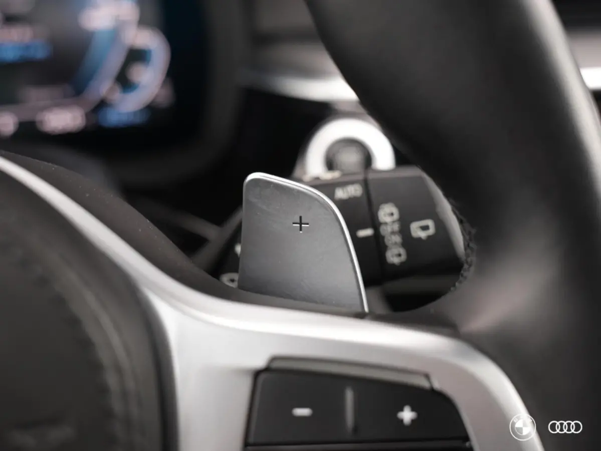 530e xDrive M Sport / PANODAK / El STOELEN / HARMANKARDON / ACC / DODEHOEK