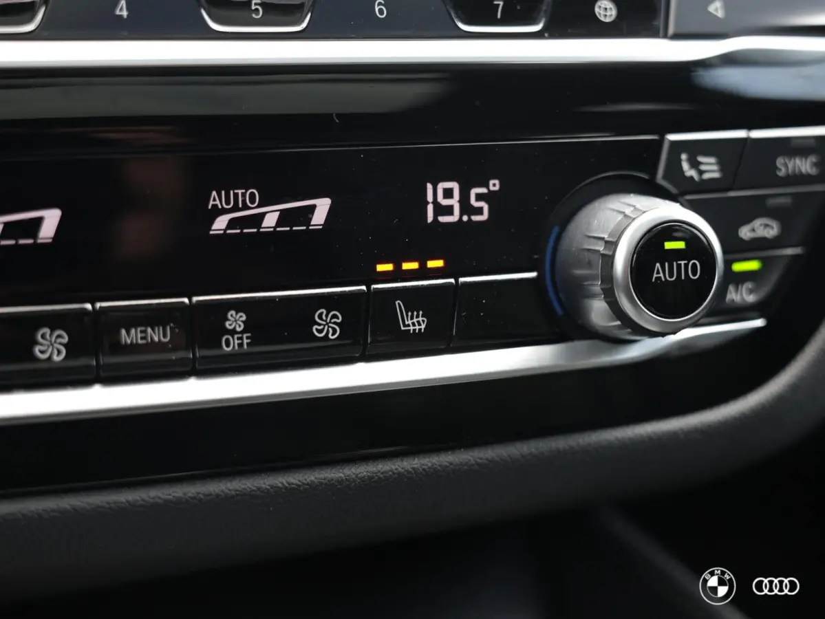 530e xDrive M Sport / PANODAK / El STOELEN / HARMANKARDON / ACC / DODEHOEK