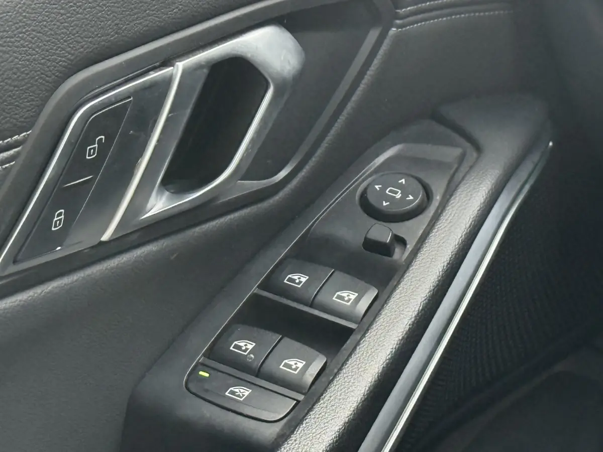 320i Executive Edition Automaat / Leder / Sportstoelen.