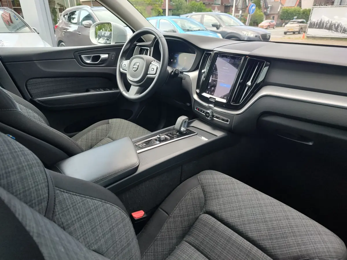 2.0 T6 PLUG-IN HYBRID AWD CORE BRIGHT Open dak | Google Maps | Keyless