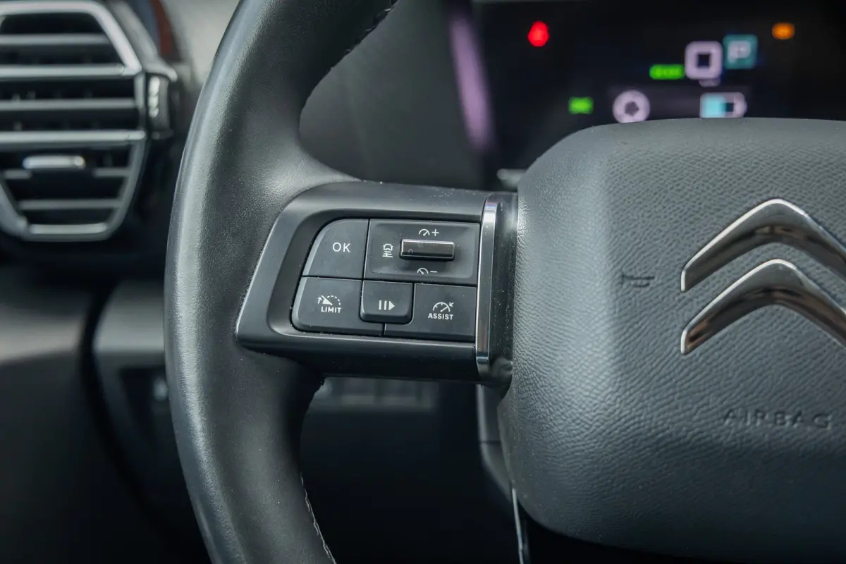 Shine 50 kWh | Cruise adaptief | 18'' | Head-up display | Lederen/stof bekleding | Digitaal dashboard | Camera | Achteruitrijcamera | Apple Carplay/Android Auto|telefoonintegratie premium | 