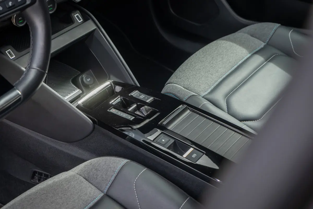 Shine 50 kWh | Cruise adaptief | 18'' | Head-up display | Lederen/stof bekleding | Digitaal dashboard | Camera | Achteruitrijcamera | Apple Carplay/Android Auto|telefoonintegratie premium | 